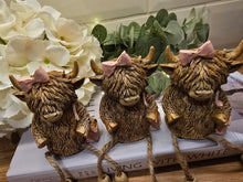 Load image into Gallery viewer, 2nds Highland Cow Shelf Sitter - Pink Bow &amp; Bag
