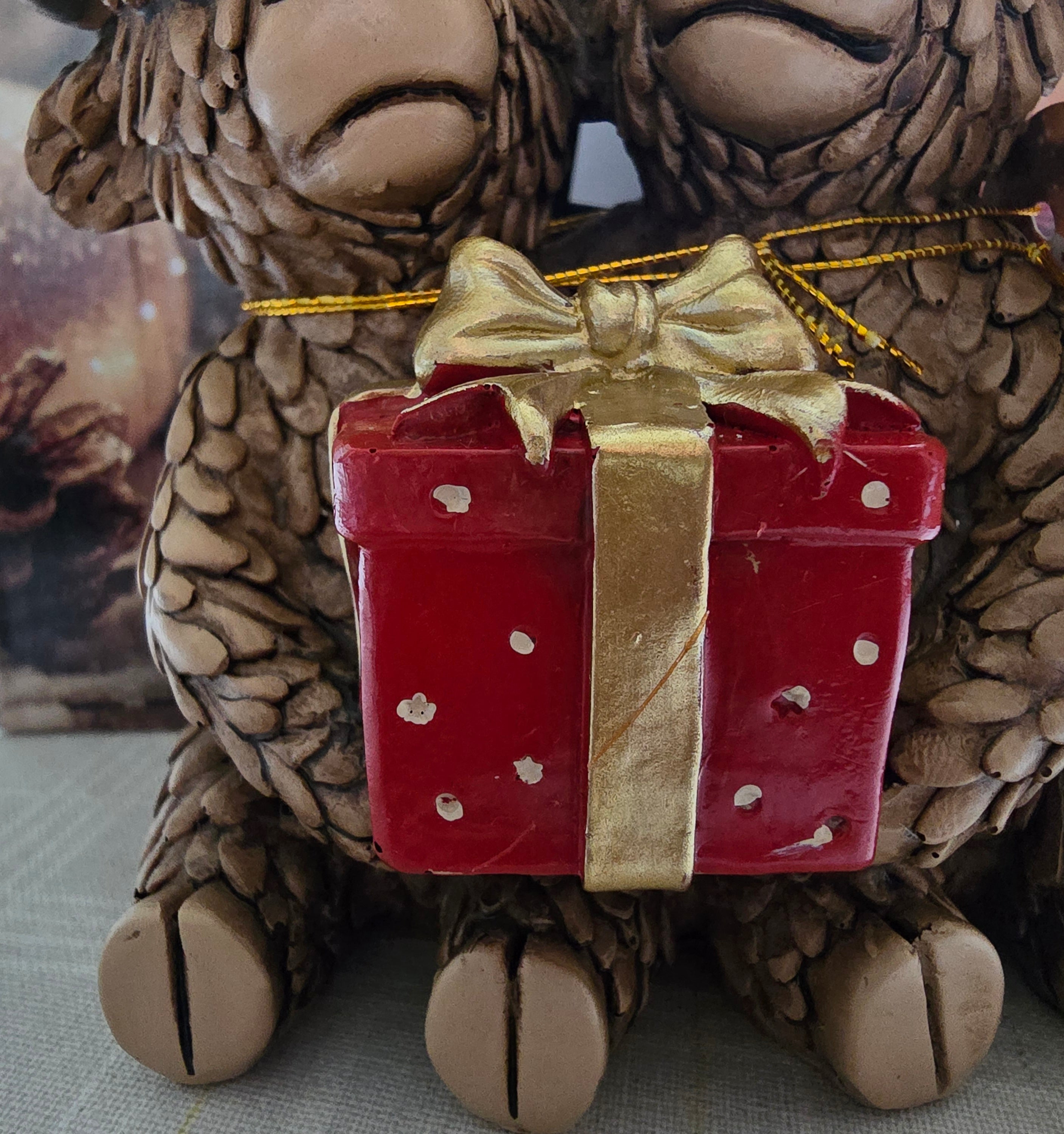 2nd** Christmas Santa Hugo Highland Cow Couple With Present