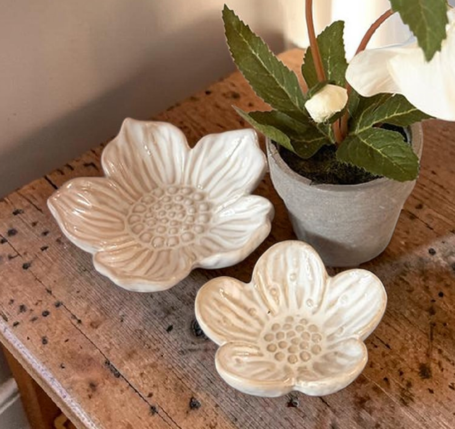 Set Of 2 Ornamental Flower Dishes